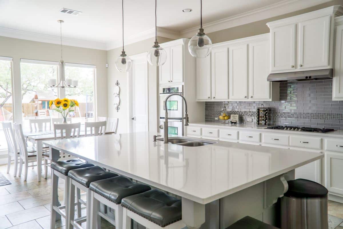 Desain interior rumah modern dengan dapur dan ruang makan terbuka di Jakarta